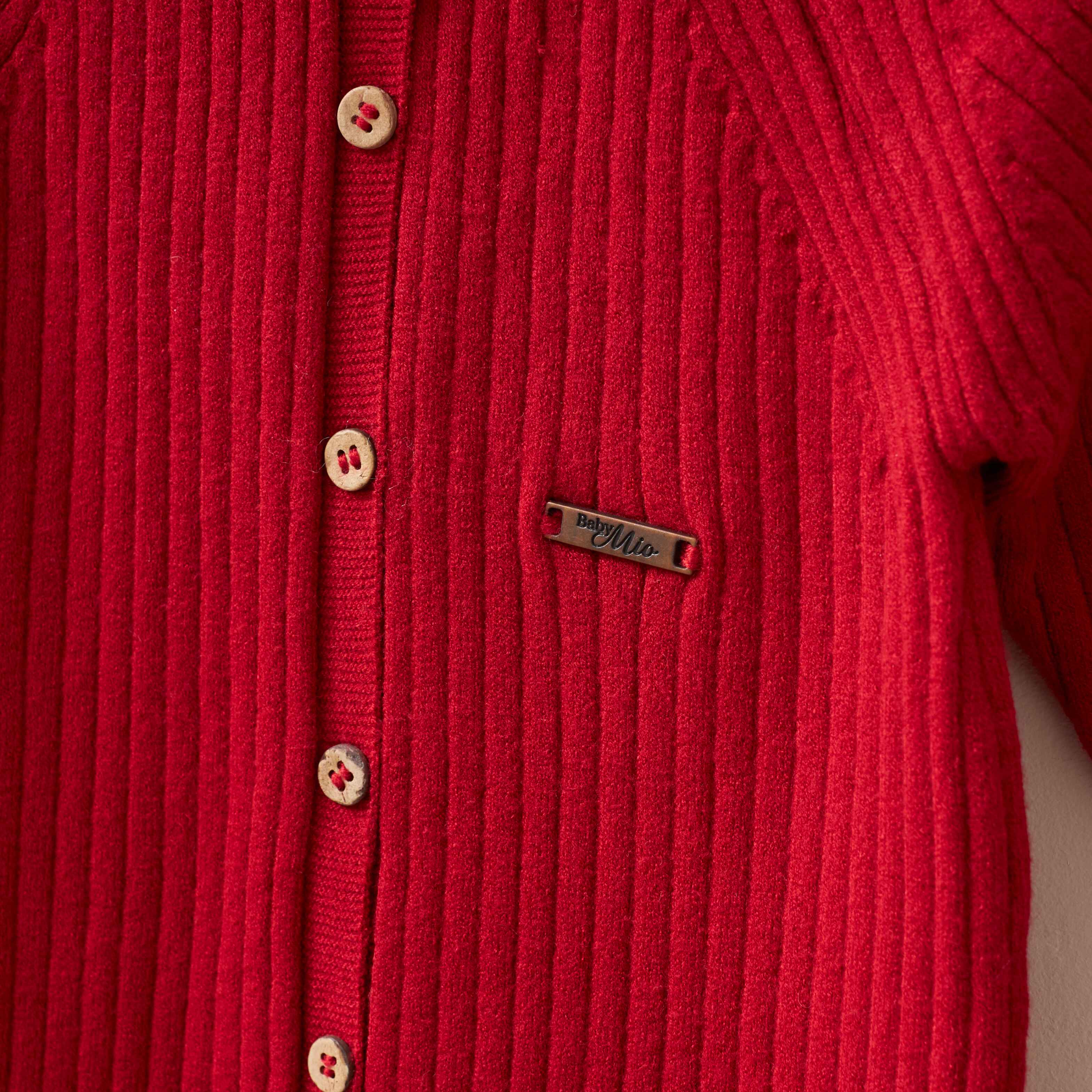 Roter Overall mit Mütze