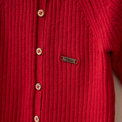 Roter Overall mit Mütze