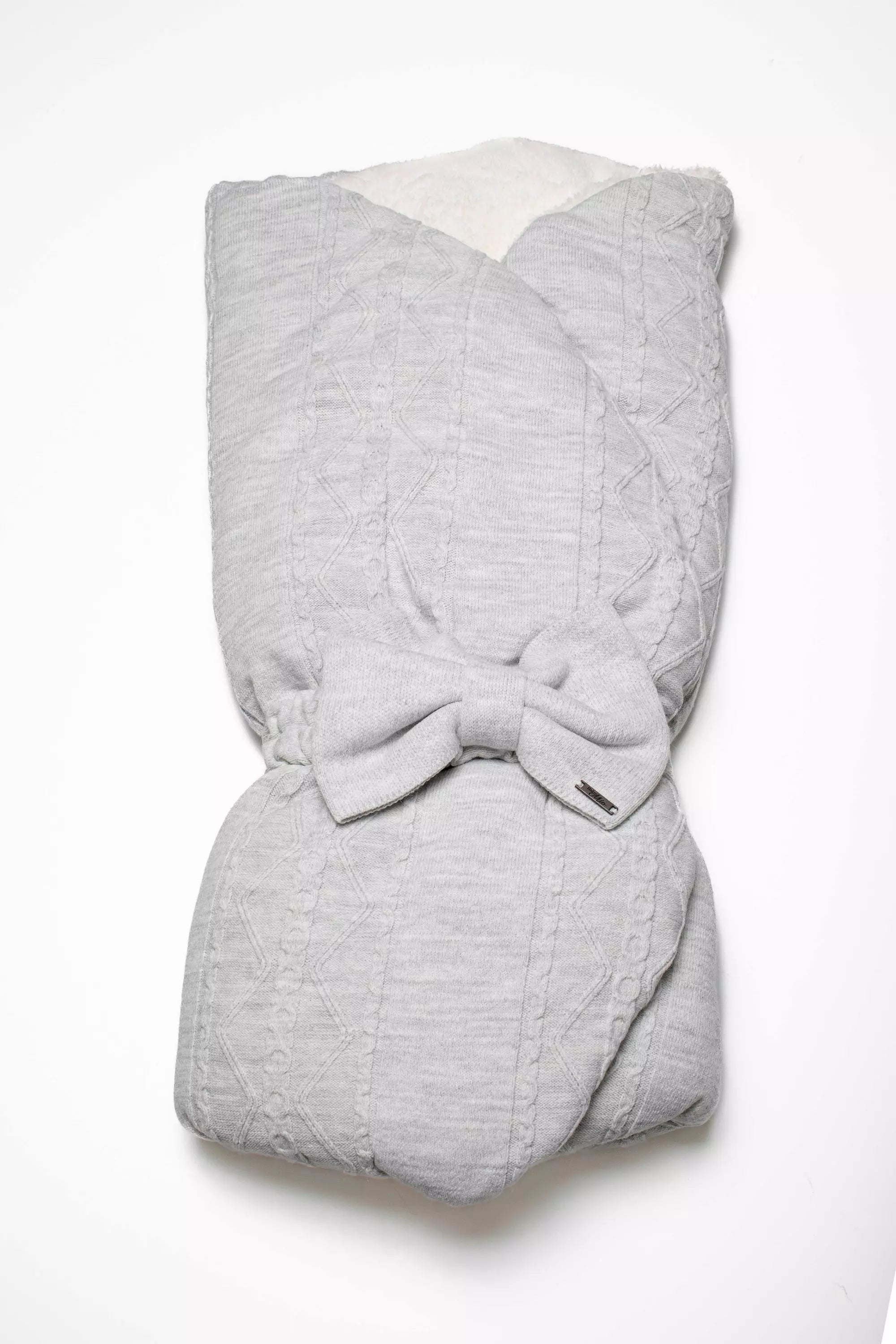 Graue, warm gefütterte Baby Strick-Einschlagdecke mit Zopfmuster und eleganter Schleife.