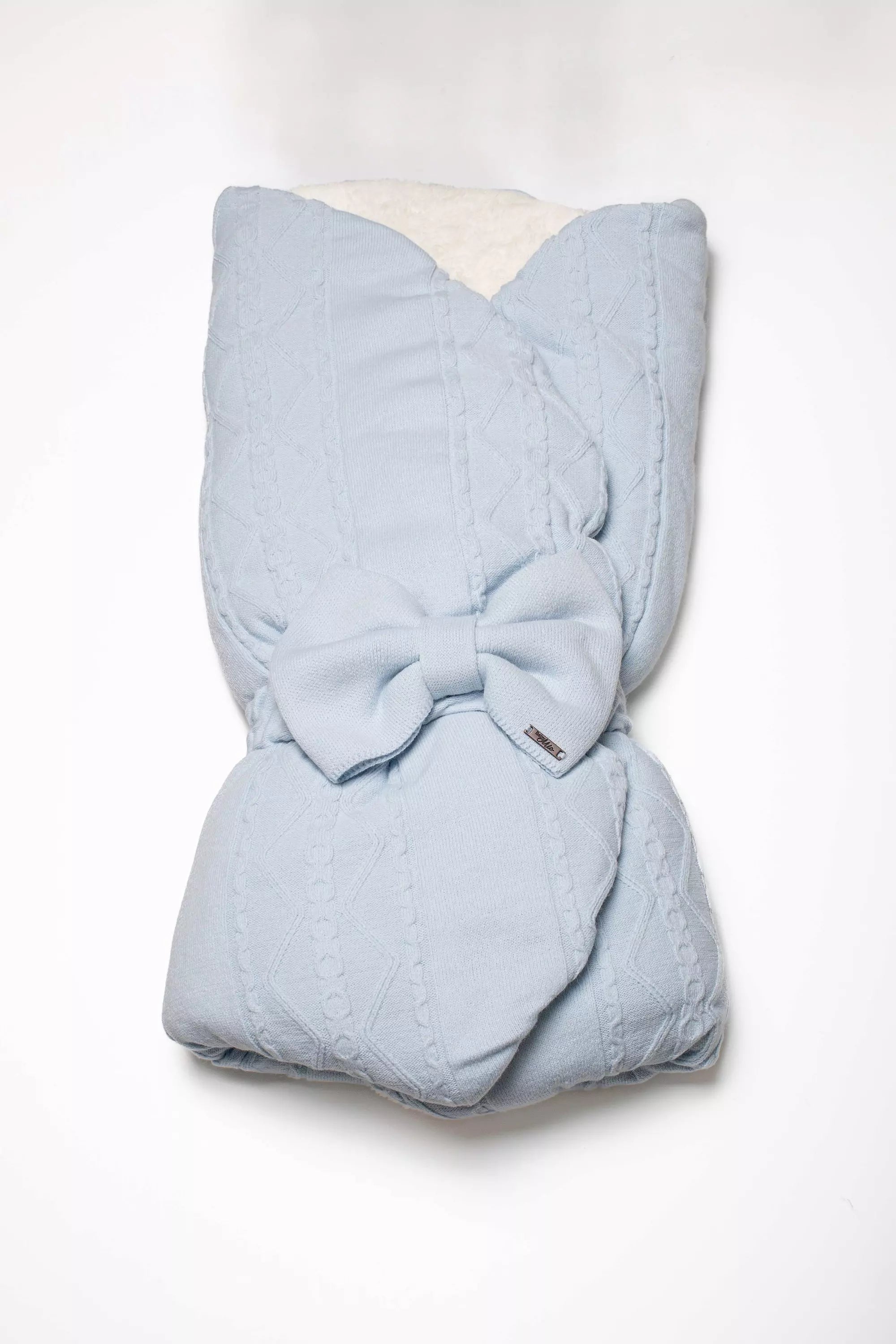 Hellblaue, warme Baby Strick-Einschlagdecke mit Zopfmuster und Schleife. Perfekt für den Winter.