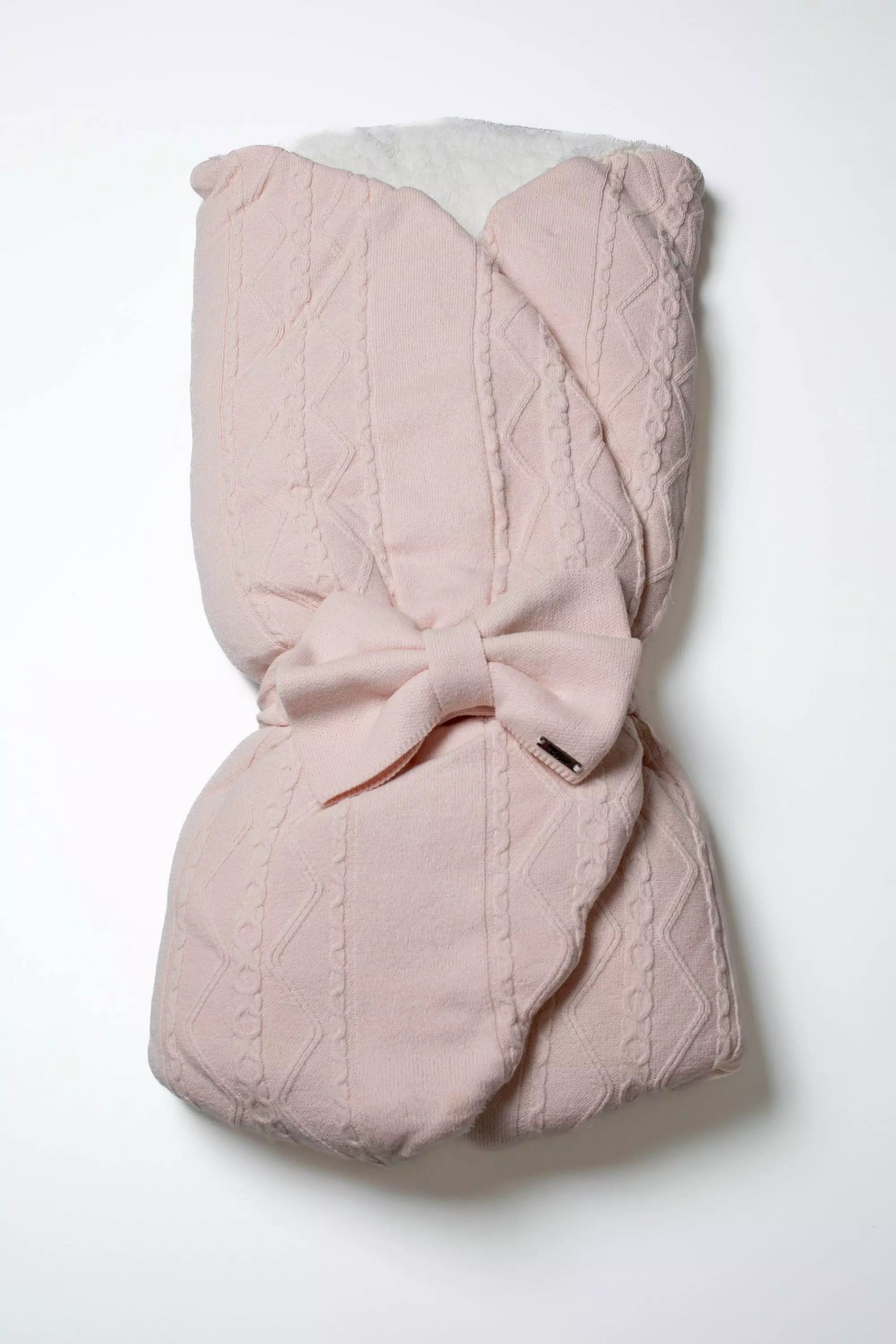 Rosa Baby Einschlagdecke aus hochwertigem Strick mit Zopfmuster und großer Schleife für Mädchen.