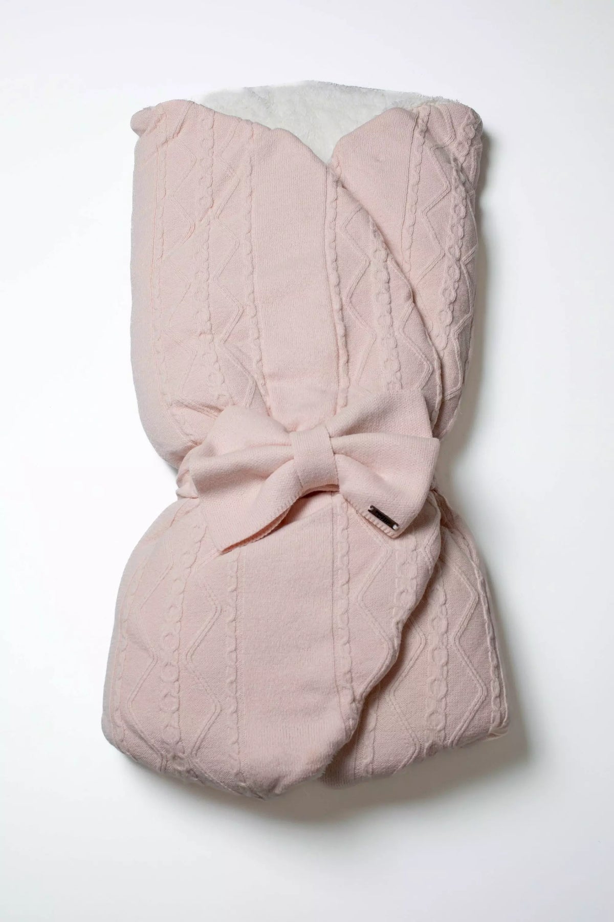 Rosa Baby Einschlagdecke aus hochwertigem Strick mit Zopfmuster und großer Schleife für Mädchen.