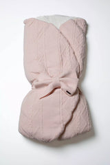 Rosa Baby Einschlagdecke aus hochwertigem Strick mit Zopfmuster und großer Schleife für Mädchen.