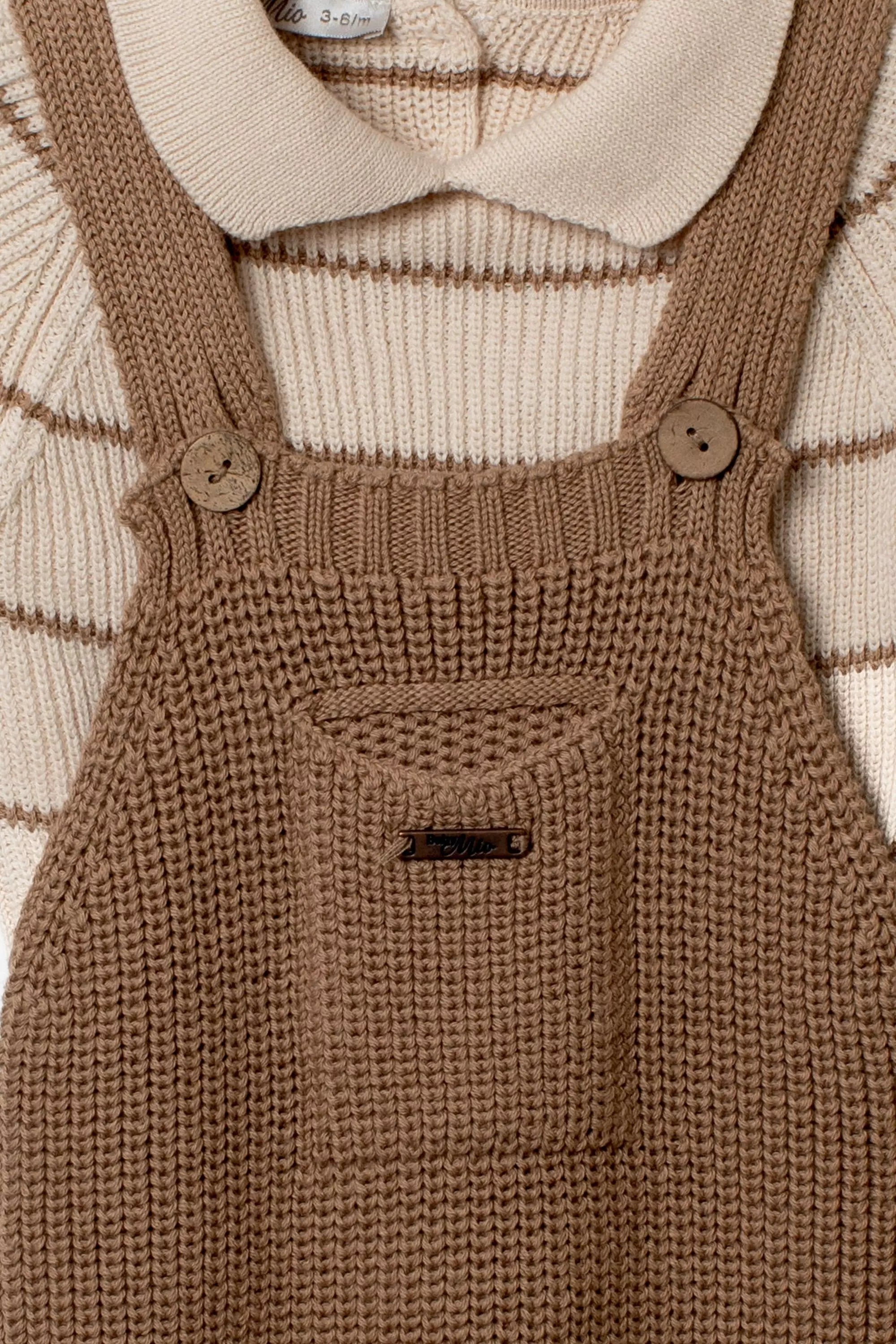 Detailaufnahme Baby Strickset braune Latzhose Träger Knopf Polokragen
