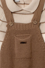 Detailaufnahme Baby Strickset braune Latzhose Träger Knopf Polokragen