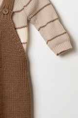 Nahaufnahme Baby Strickset braune Latzhose Pullover Ärmel gestreift