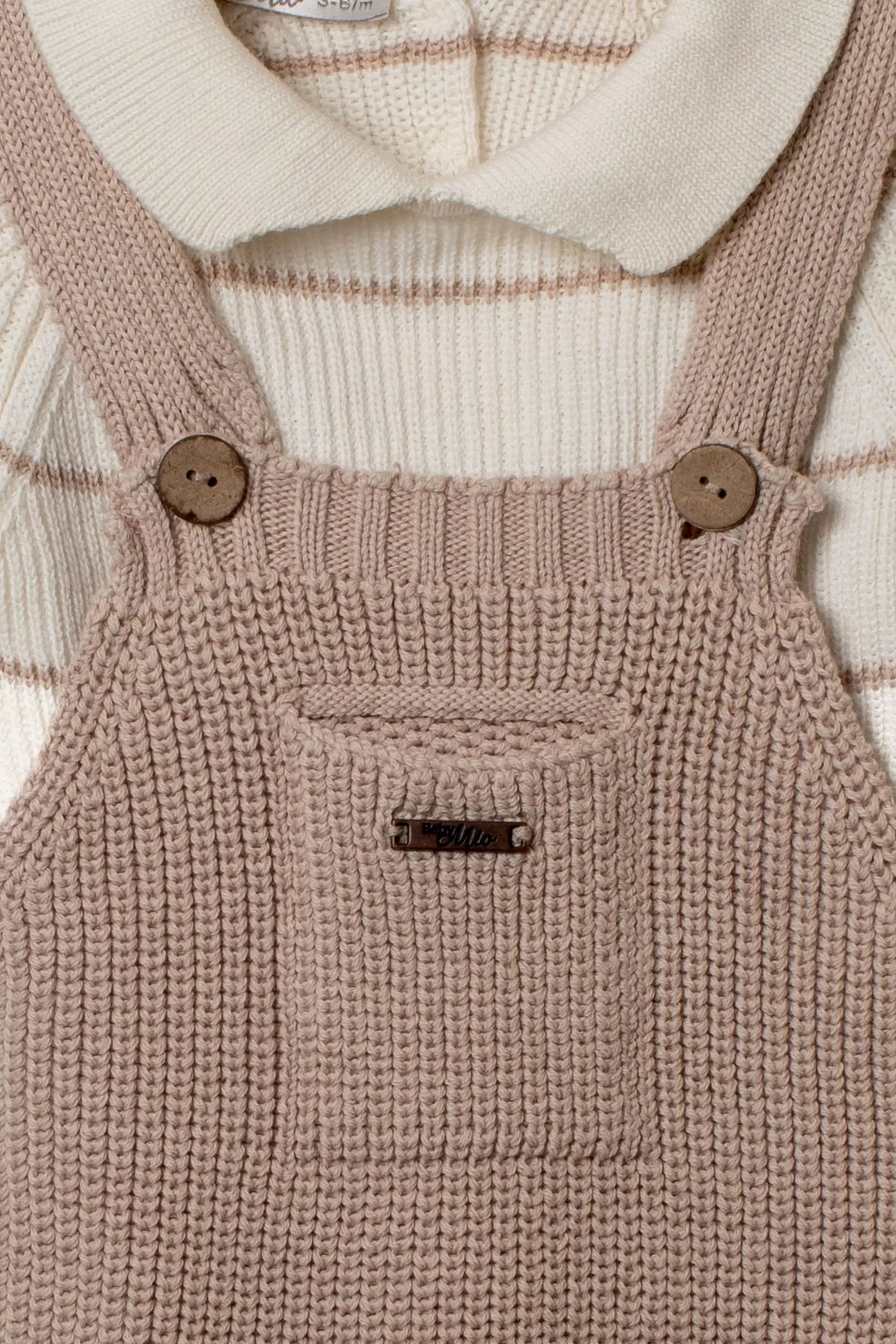 Detailaufnahme Baby Strick-Latzhose taupe Brusttasche Knopfverschluss