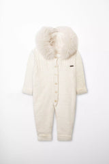 Gestrickter Baby Overall in Weiß/Creme mit Zopfmuster, Fellkapuze und Knopfleiste (Vorderansicht)