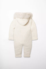Rückansicht des warmen Strick-Overalls für Babys in Weiß/Creme mit Kapuze