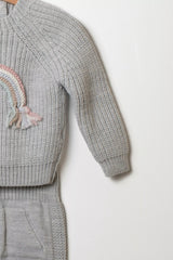 Detailaufnahme Strickpullover grau mit Regenbogen Ärmel und Raglanstrick