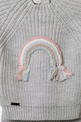 Nahaufnahme Strickpullover grau mit pastellfarbener Regenbogen-Applikation