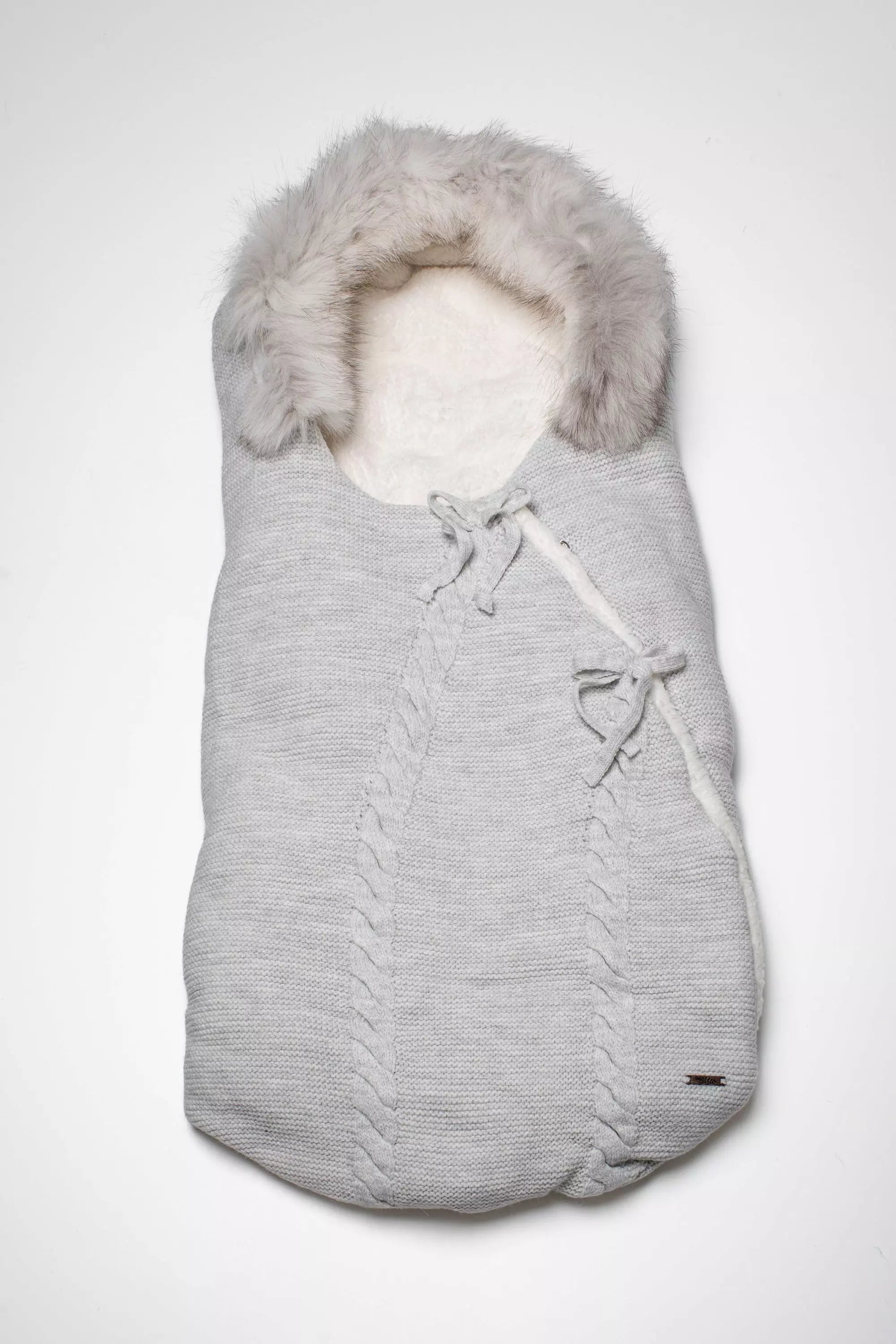 Baby Schlafsack/Fußsack in Grau Strick mit Zopfmuster, warmem Innenfutter und Fellrand für Neugeborene
