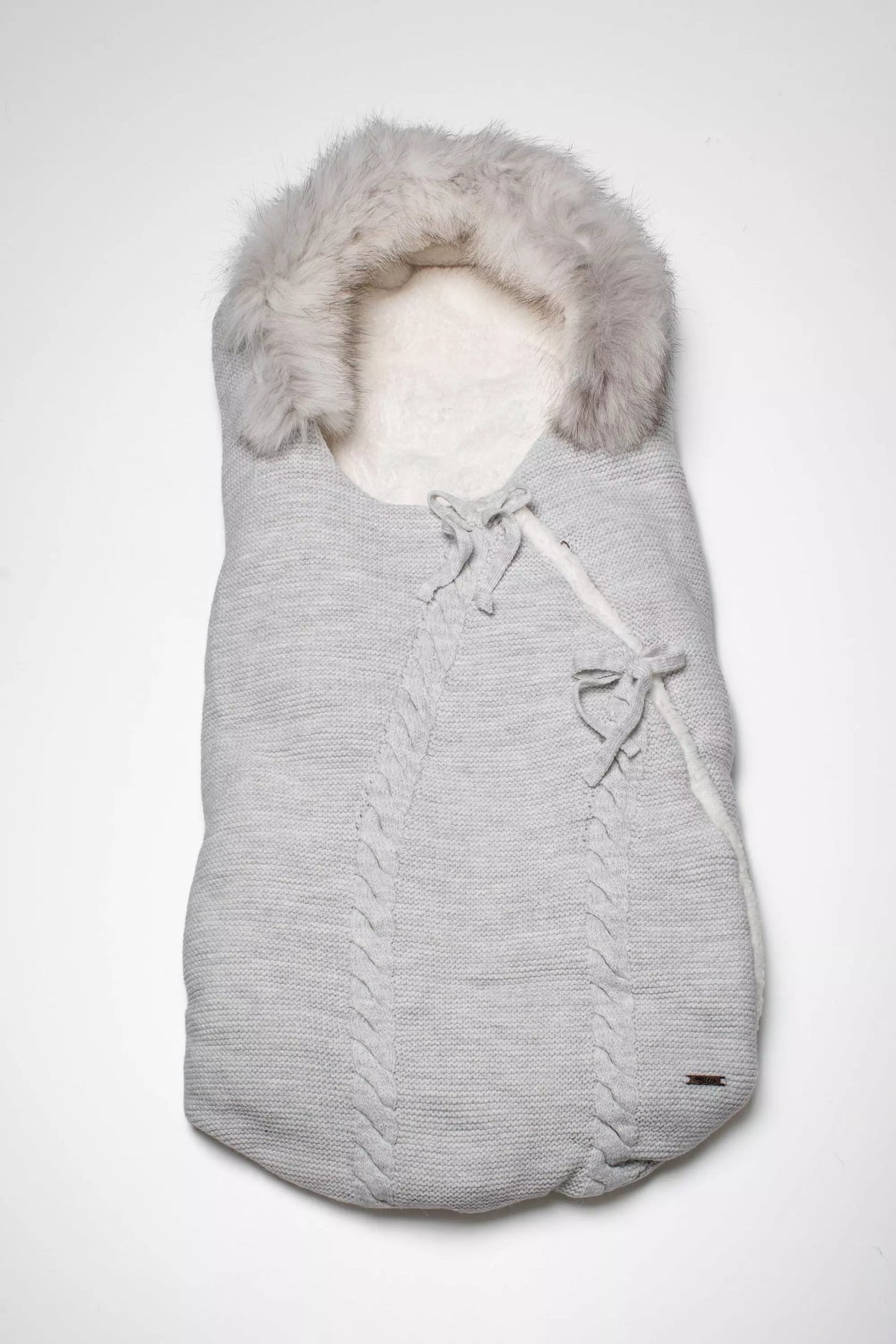 Baby Schlafsack/Fußsack in Grau Strick mit Zopfmuster, warmem Innenfutter und Fellrand für Neugeborene