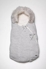 Baby Schlafsack/Fußsack in Grau Strick mit Zopfmuster, warmem Innenfutter und Fellrand für Neugeborene
