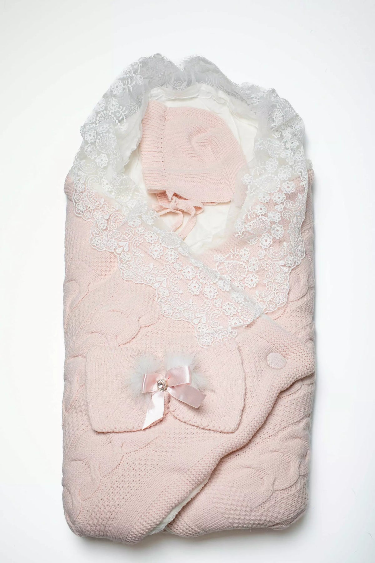 Gestrickter Baby Schlafsack/Fußsack in Rosa mit Zopfmuster, weißer Spitze und Schleifendekoration (inkl. Mütze)
