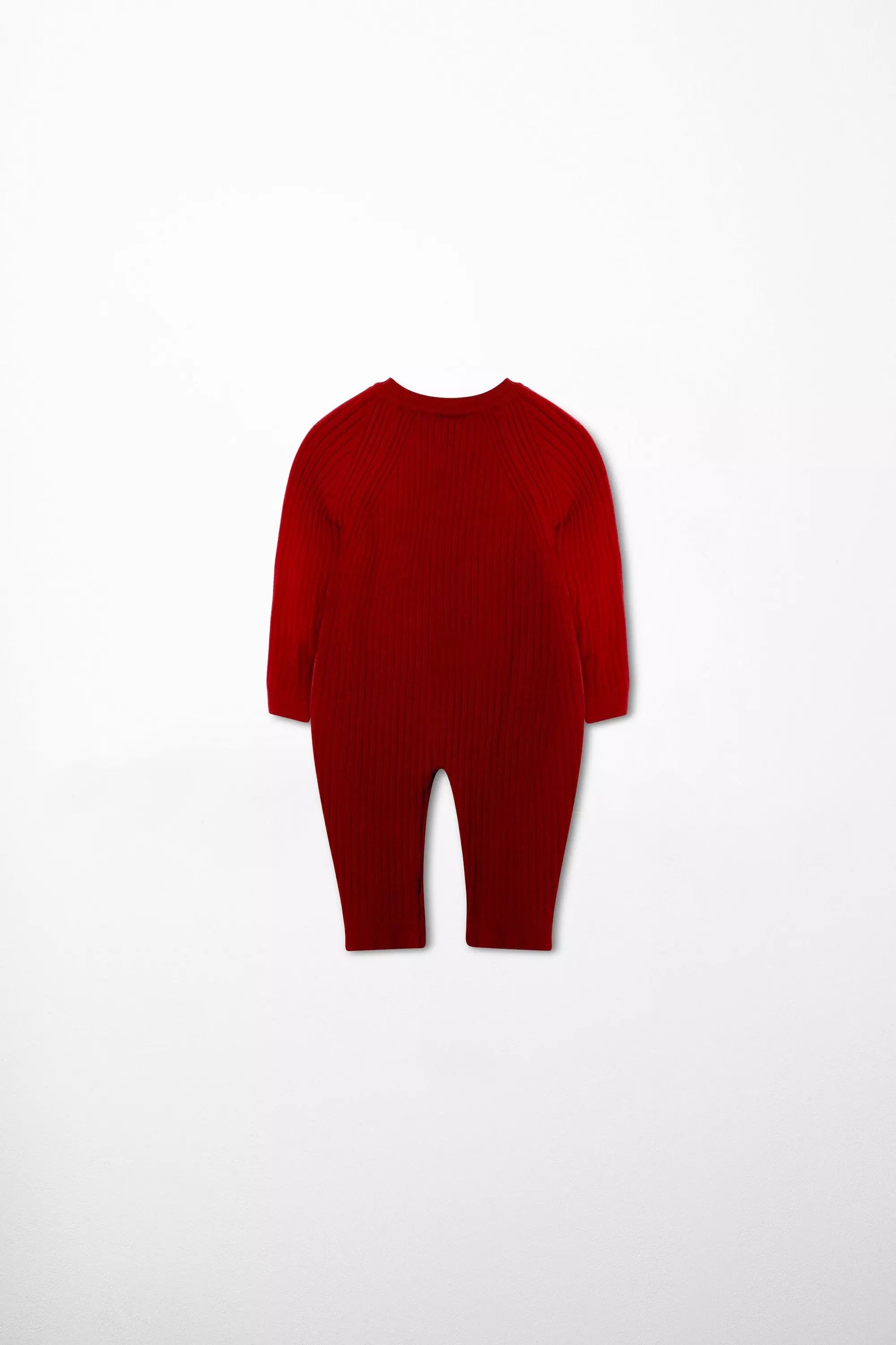 Rückansicht des roten Baby-Overalls aus Rippstrick für Neugeborene