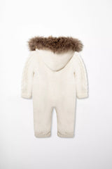 Rückenansicht des Baby-Overalls in Creme-Weiß, mit Kapuze und braunem Pelzbesatz sowie Zopfmuster an den Ärmeln