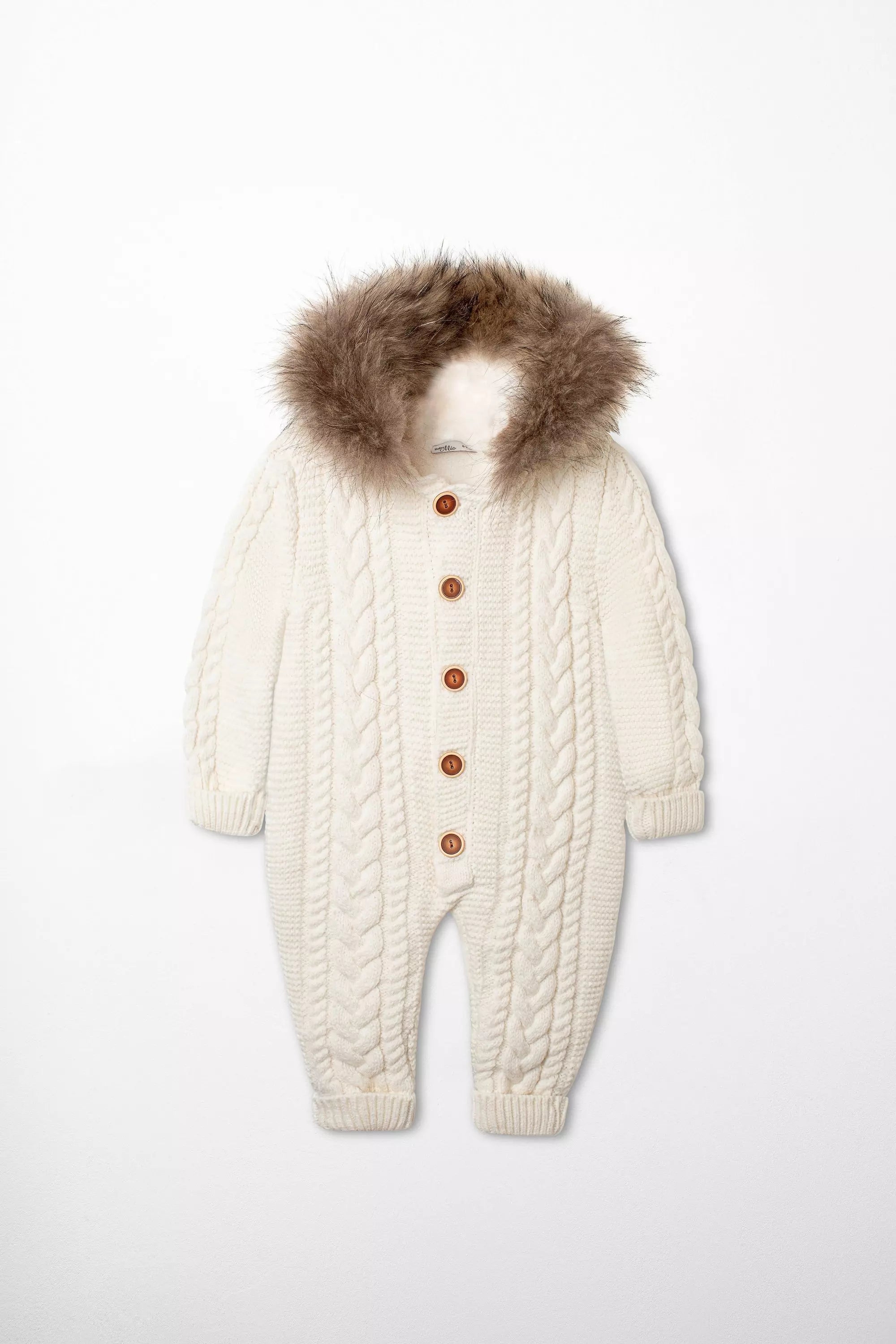 Hochwertiger Baby-Overall in Creme-Weiß mit Zopfmuster, Kapuze mit braunem Pelzbesatz und dekorativen Holzknöpfen