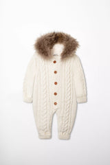 Hochwertiger Baby-Overall in Creme-Weiß mit Zopfmuster, Kapuze mit braunem Pelzbesatz und dekorativen Holzknöpfen