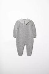 Rückansicht des grauen Baby Strick-Overalls mit weißem Lochstickerei-Kragen.
