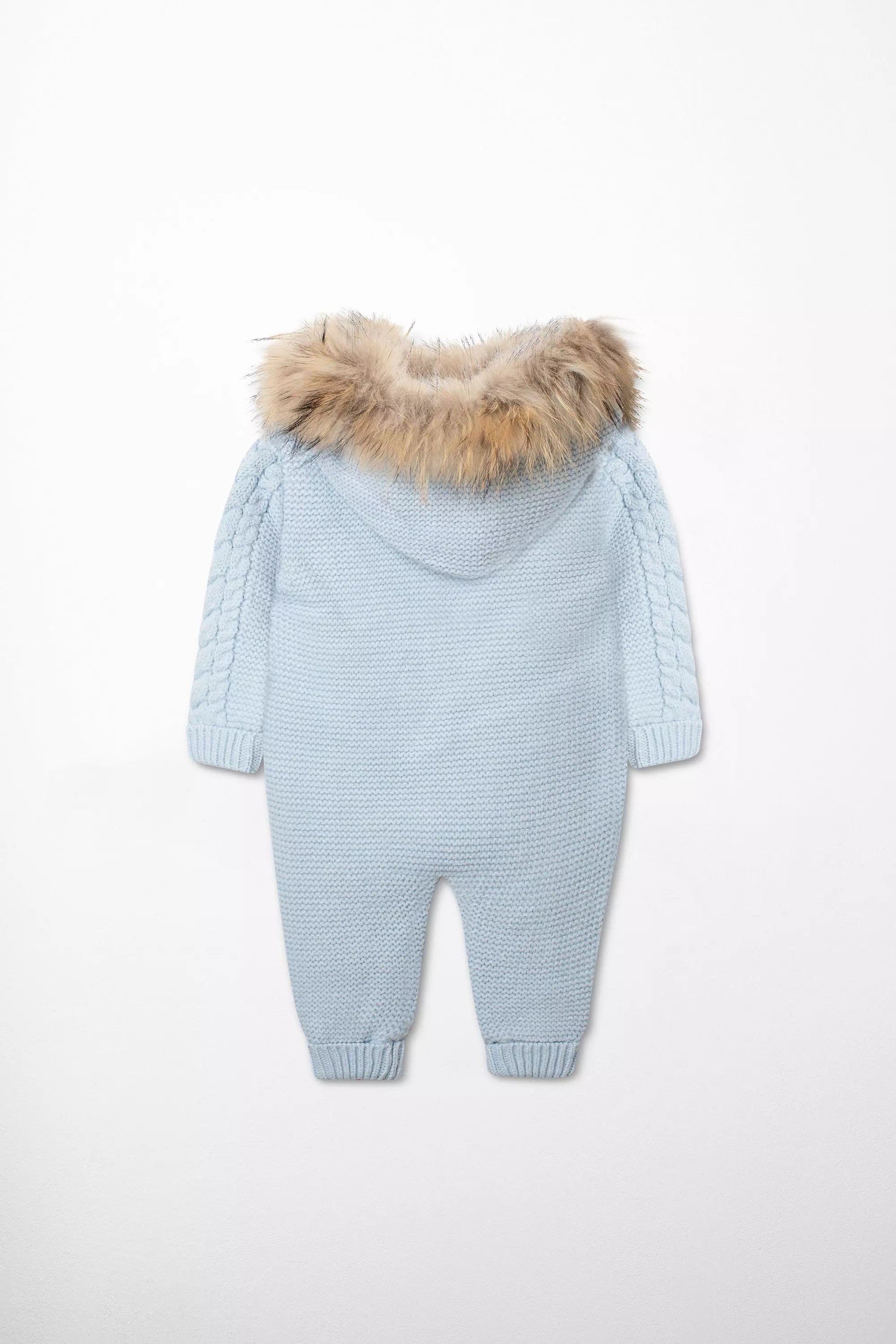 Rückenansicht des Baby-Overalls in Hellblau, mit Kapuze und braunem Kunstpelzbesatz sowie Zopfmuster an den Ärmeln