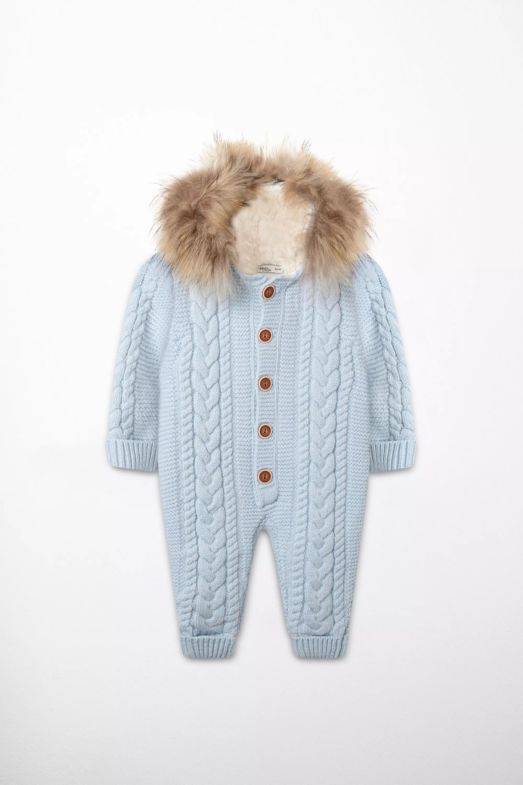 Hochwertiger Baby-Overall in Hellblau mit durchgehendem Zopfmuster, Kapuze mit braunem Pelzbesatz und Holzknöpfen