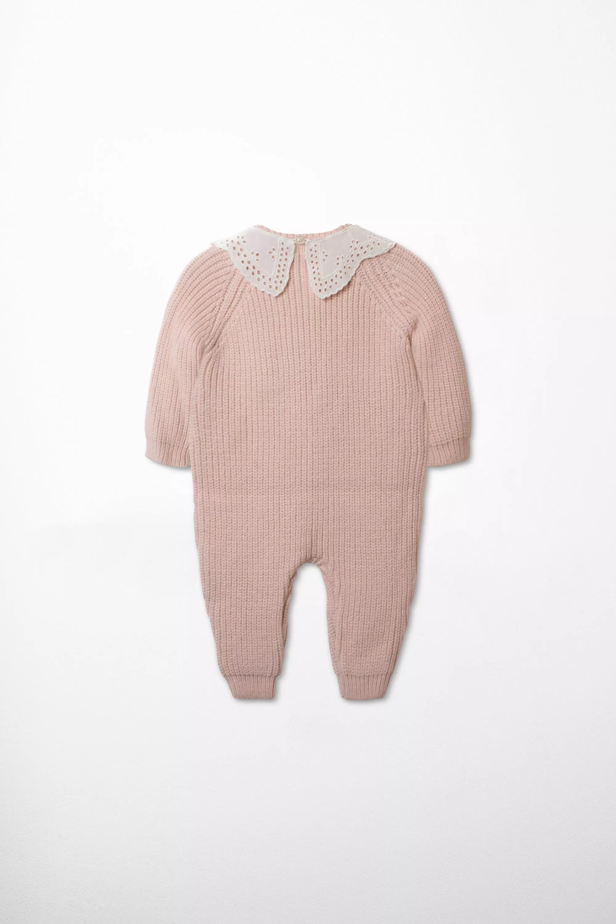 Rückansicht des rosa Baby Strick-Overalls mit weißem Lochstickerei-Kragen.