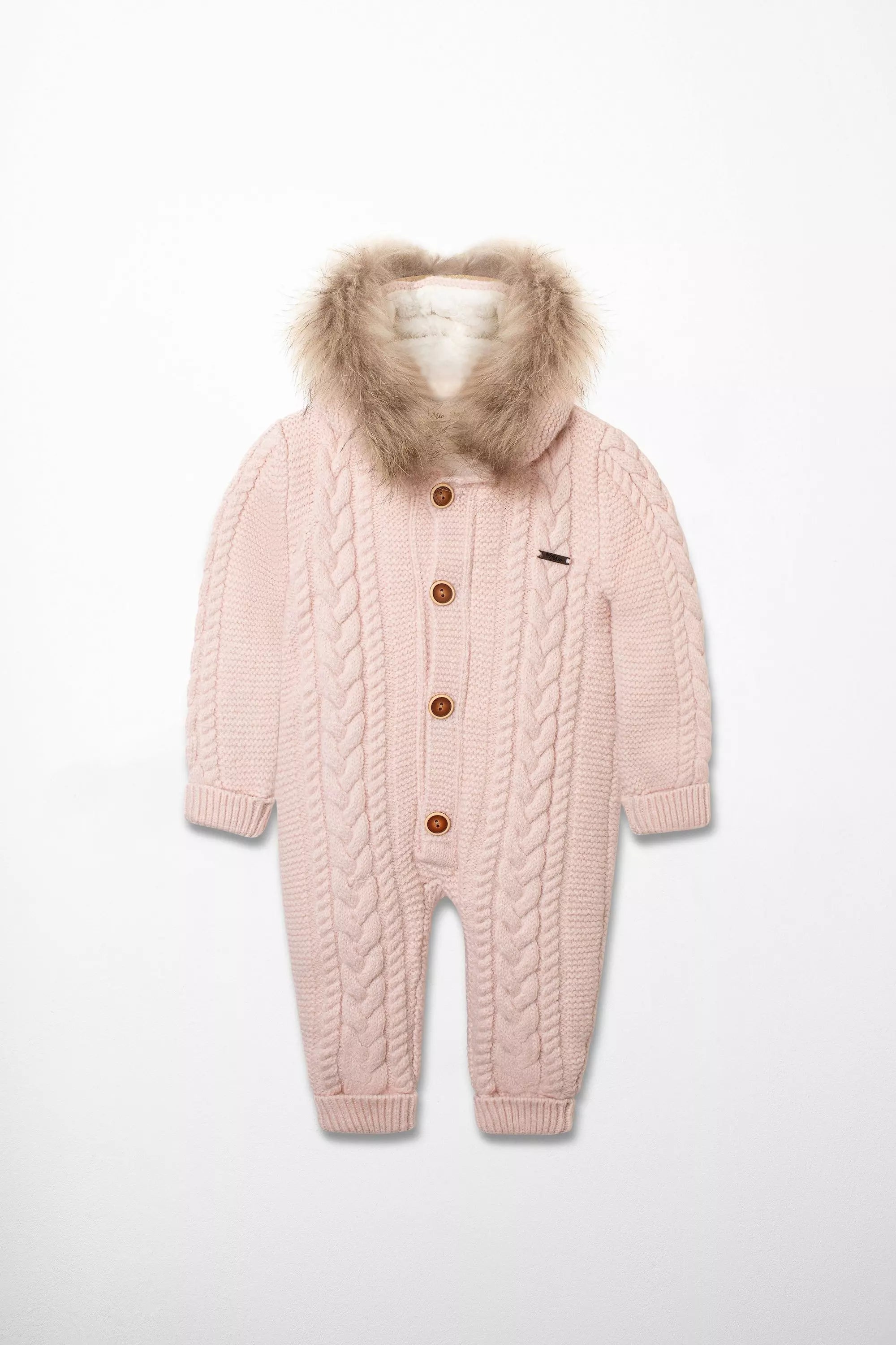 Hochwertiger Baby-Overall in Zartrosa mit durchgehendem Zopfmuster, Kapuze mit braunem Pelzbesatz und Holzknöpfen