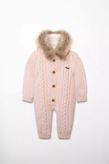 Hochwertiger Baby-Overall in Zartrosa mit durchgehendem Zopfmuster, Kapuze mit braunem Pelzbesatz und Holzknöpfen