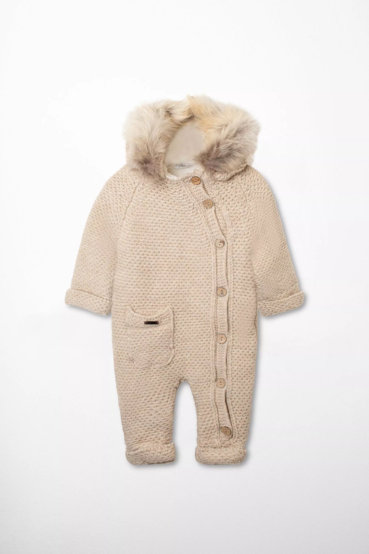 Vorderansicht des beigen, warm gefütterten Baby Strick-Schneeanzugs mit Webpelz-Kapuze und Holzknöpfen. Ideale Winterkleidung für Babys.