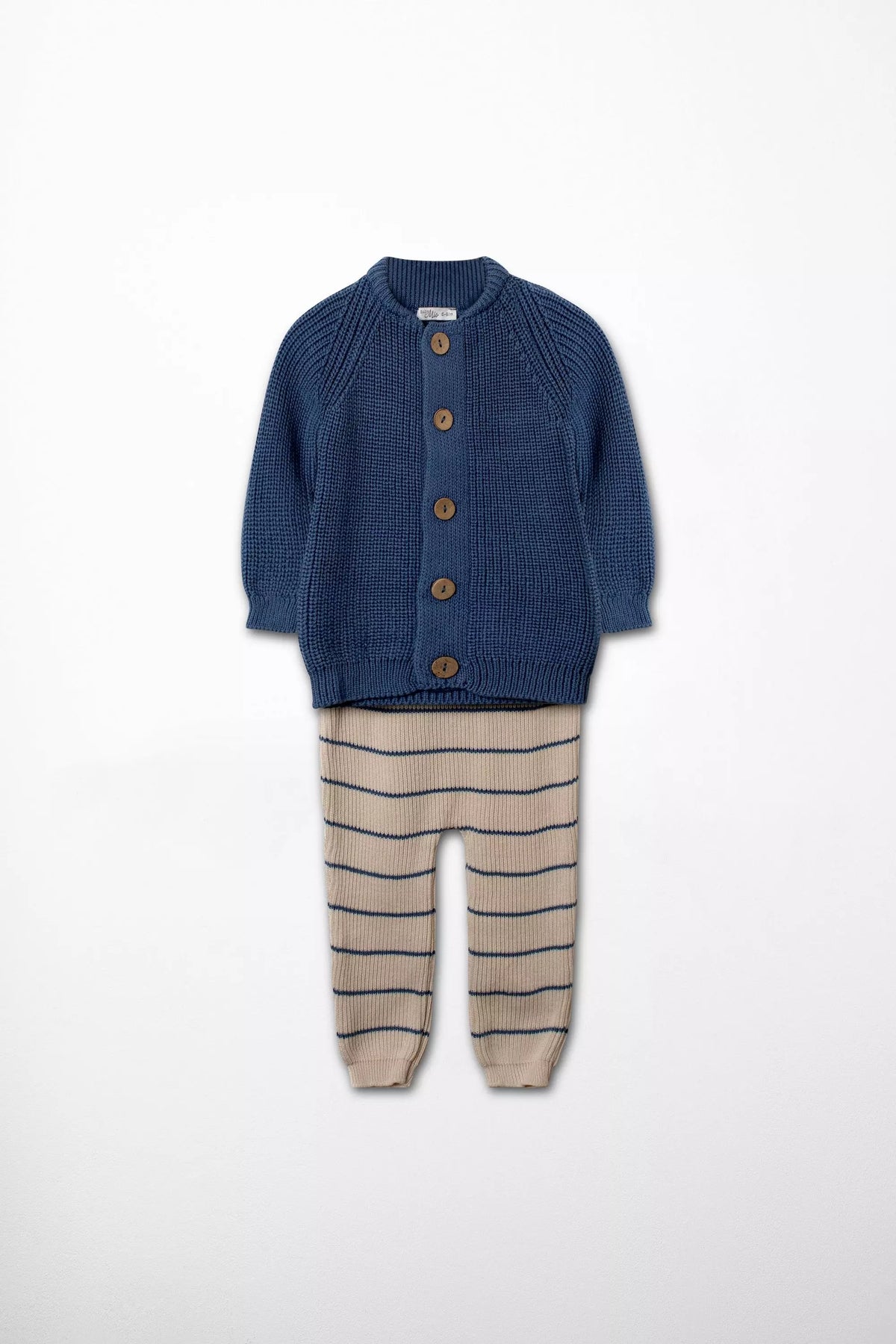 Vorderansicht des Baby Strick-Sets: Cardigan in Marineblau mit Holzknöpfen und beige-blau gestreifter Strickhose.
