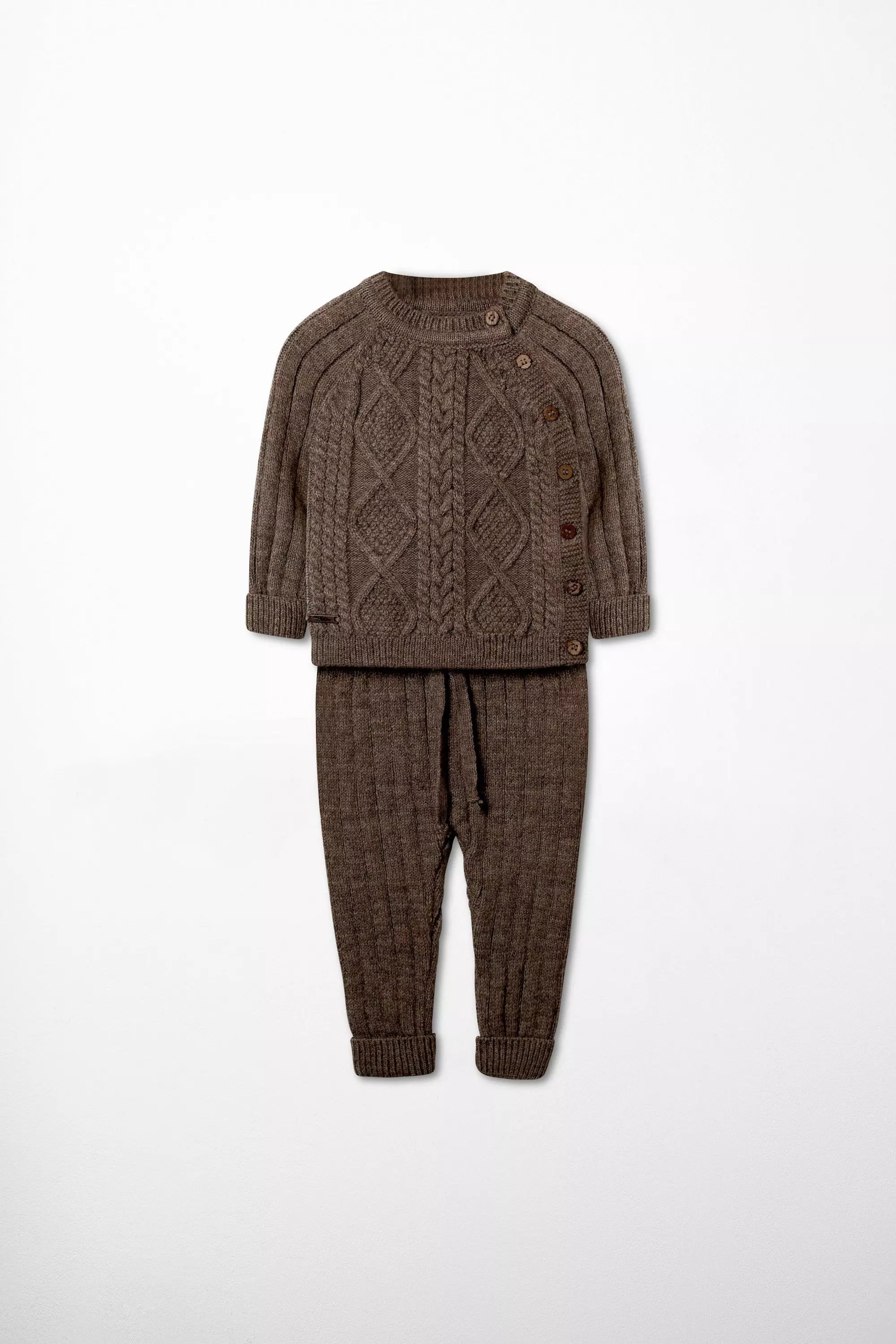 Hochwertiges Baby Strick Set in Dunkelbraun Pullover mit Zopfmuster und Seitenknopfleiste aus Holz und Rippstrickhose