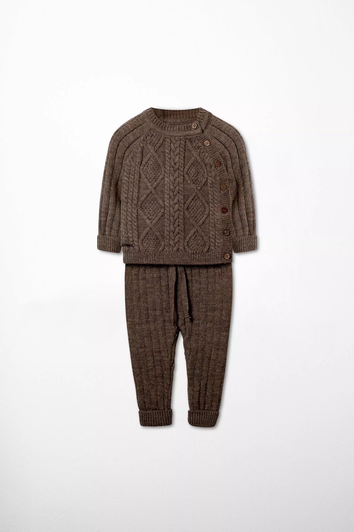 Hochwertiges Baby Strick Set in Dunkelbraun Pullover mit Zopfmuster und Seitenknopfleiste aus Holz und Rippstrickhose