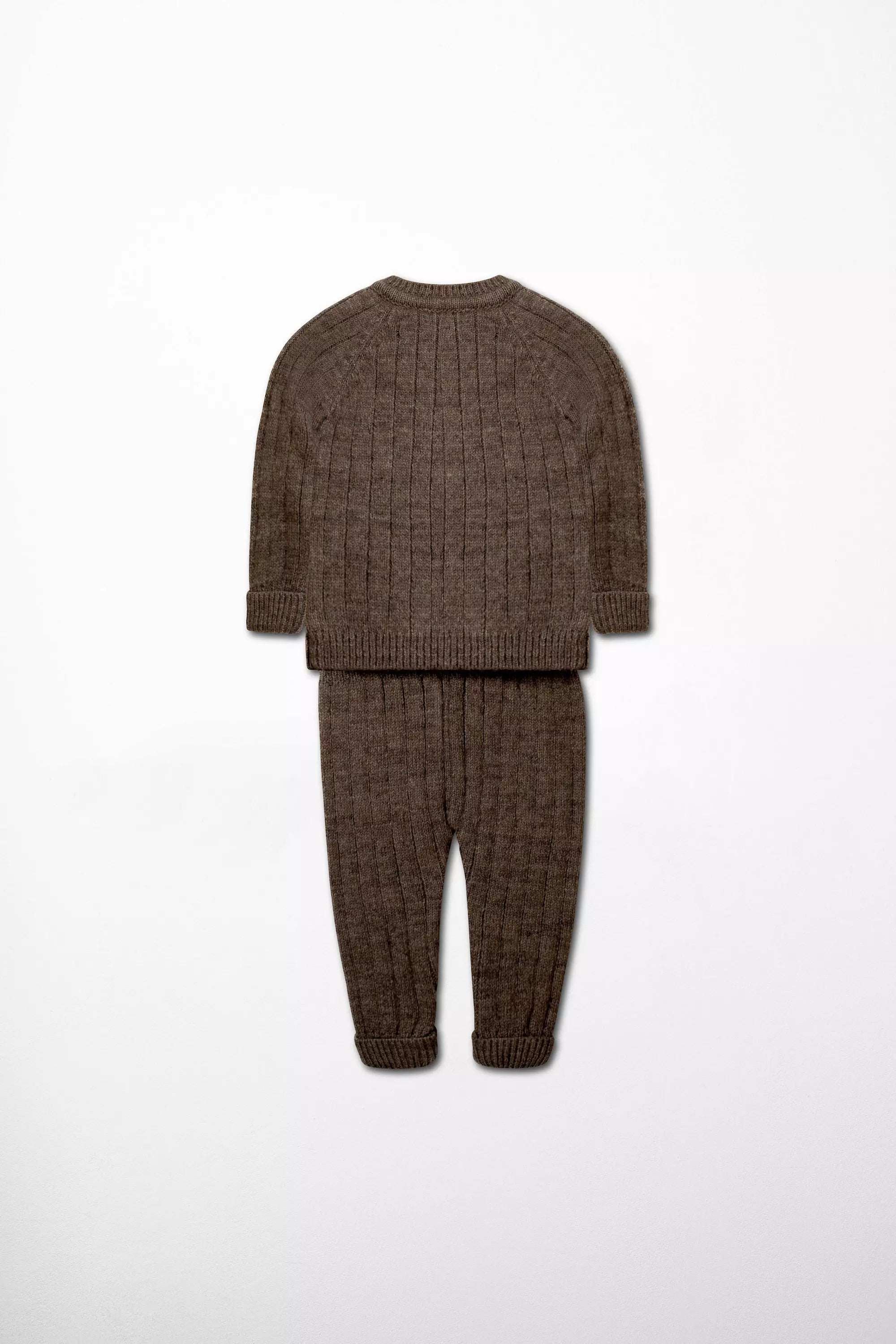 Rückansicht des Baby Strick Sets in Dunkelbraun Pullover mit Rippenmuster und Hose