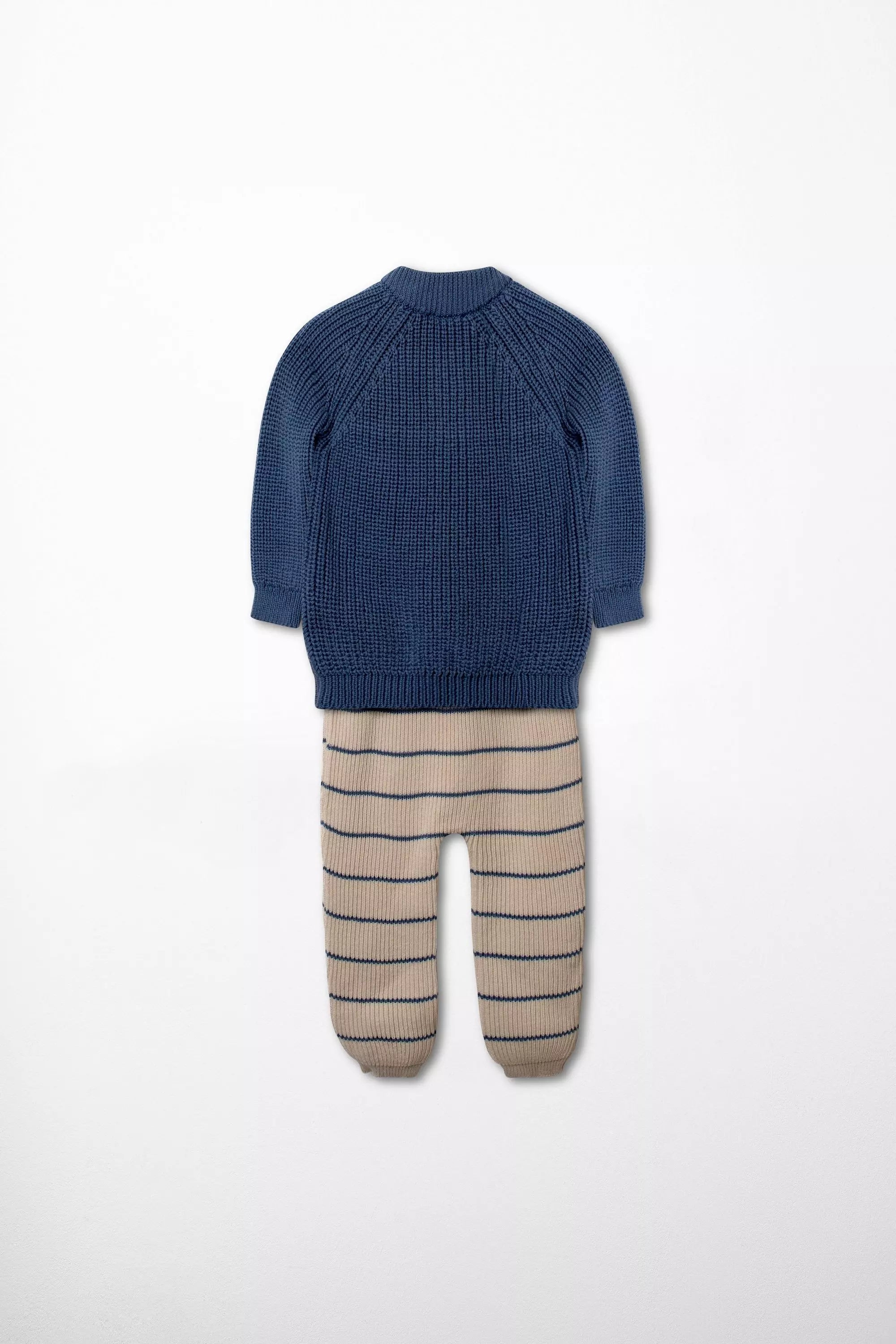Rückansicht des Baby Strick-Sets, bestehend aus blauem Cardigan und beige-blau gestreifter Strickhose.