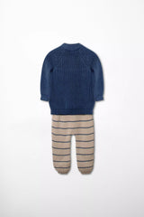 Rückansicht des Baby Strick-Sets, bestehend aus blauem Cardigan und beige-blau gestreifter Strickhose.