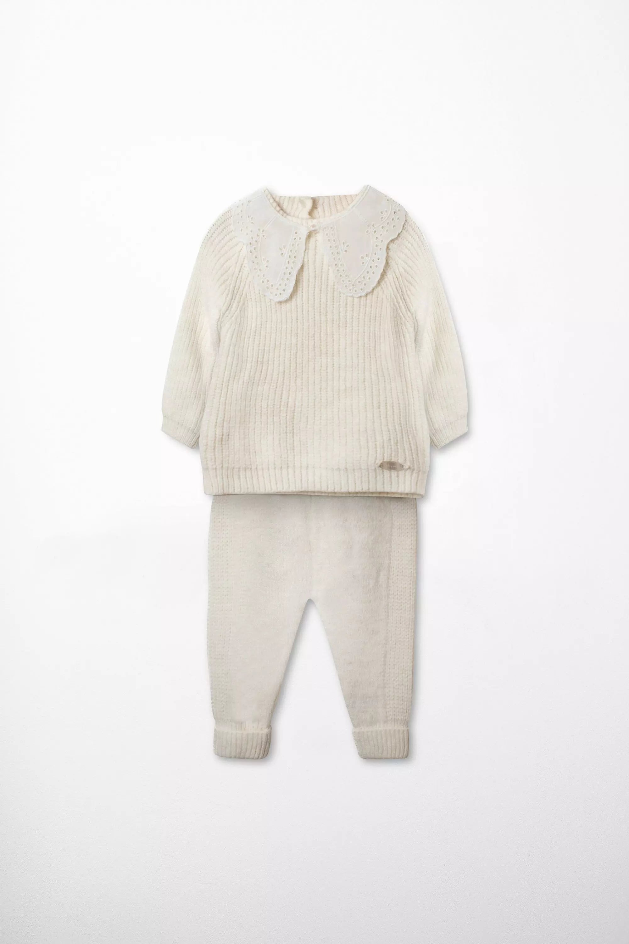 Elegantes Baby Strick Set in Creme Pullover mit Rippstrick und besticktem weissem Bubikragen und passende Strickhose