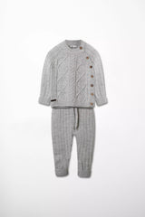 Hochwertiges Baby Strick Set in Hellgrau Pullover mit Zopfmuster und Seitenknopfleiste aus Holz und Rippstrickhose