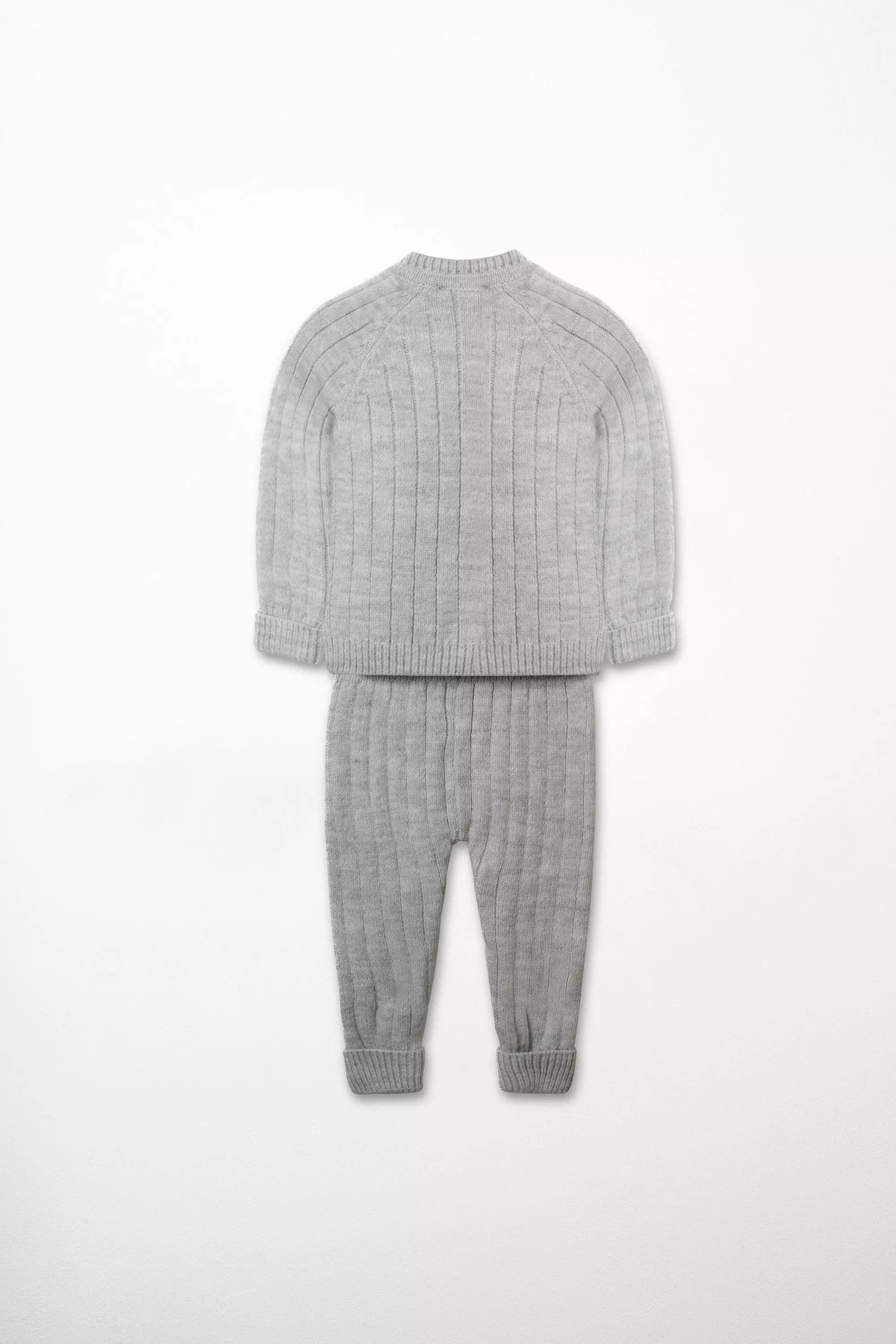 Rückansicht des Baby Strick Sets in Hellgrau Pullover mit Rippenmuster und Hose