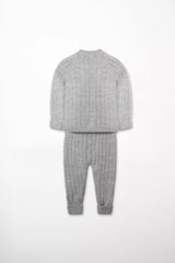 Rückansicht des Baby Strick Sets in Hellgrau Pullover mit Rippenmuster und Hose