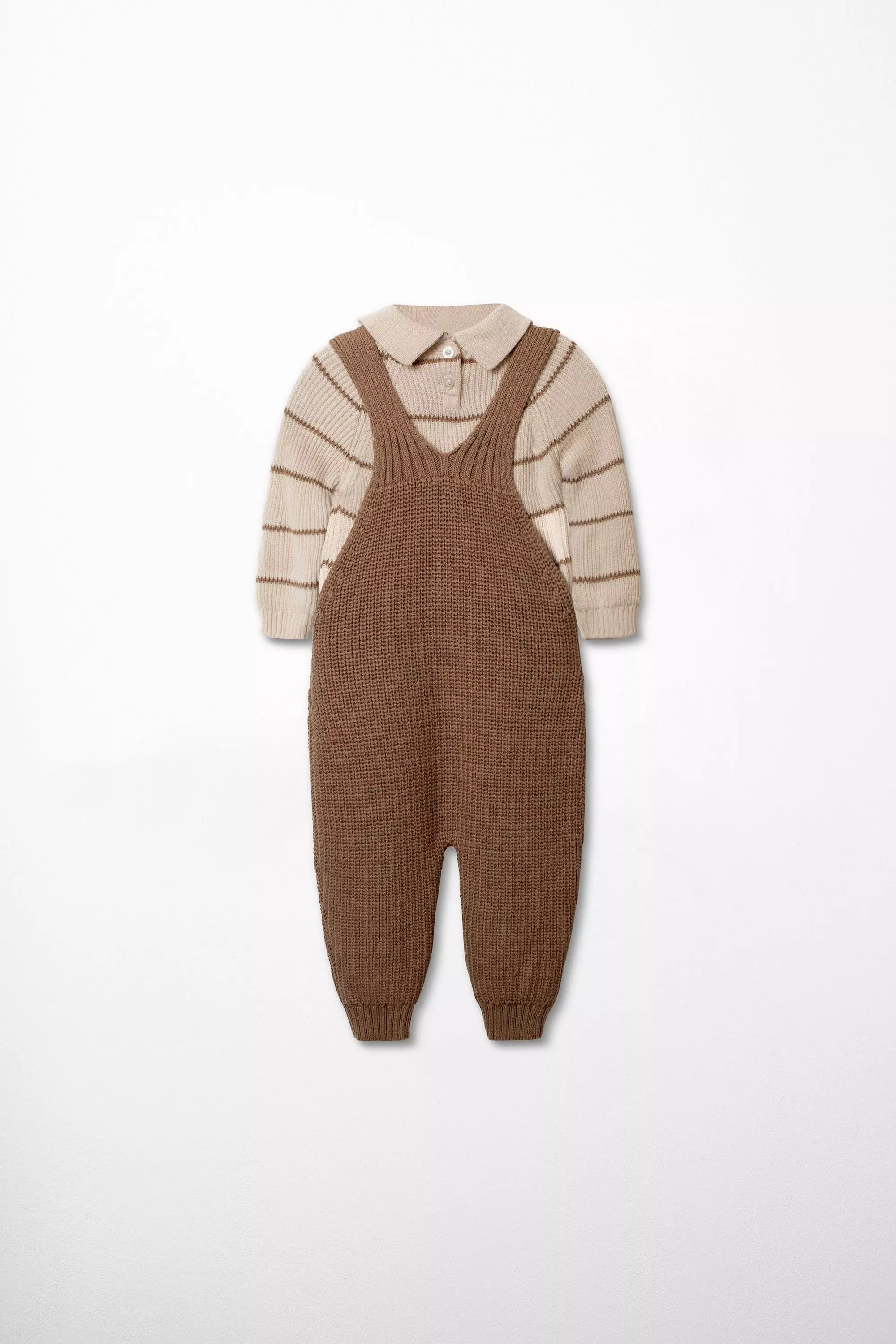 Baby Strickmode Set braune Latzhose und beiger gestreifter Polopullover