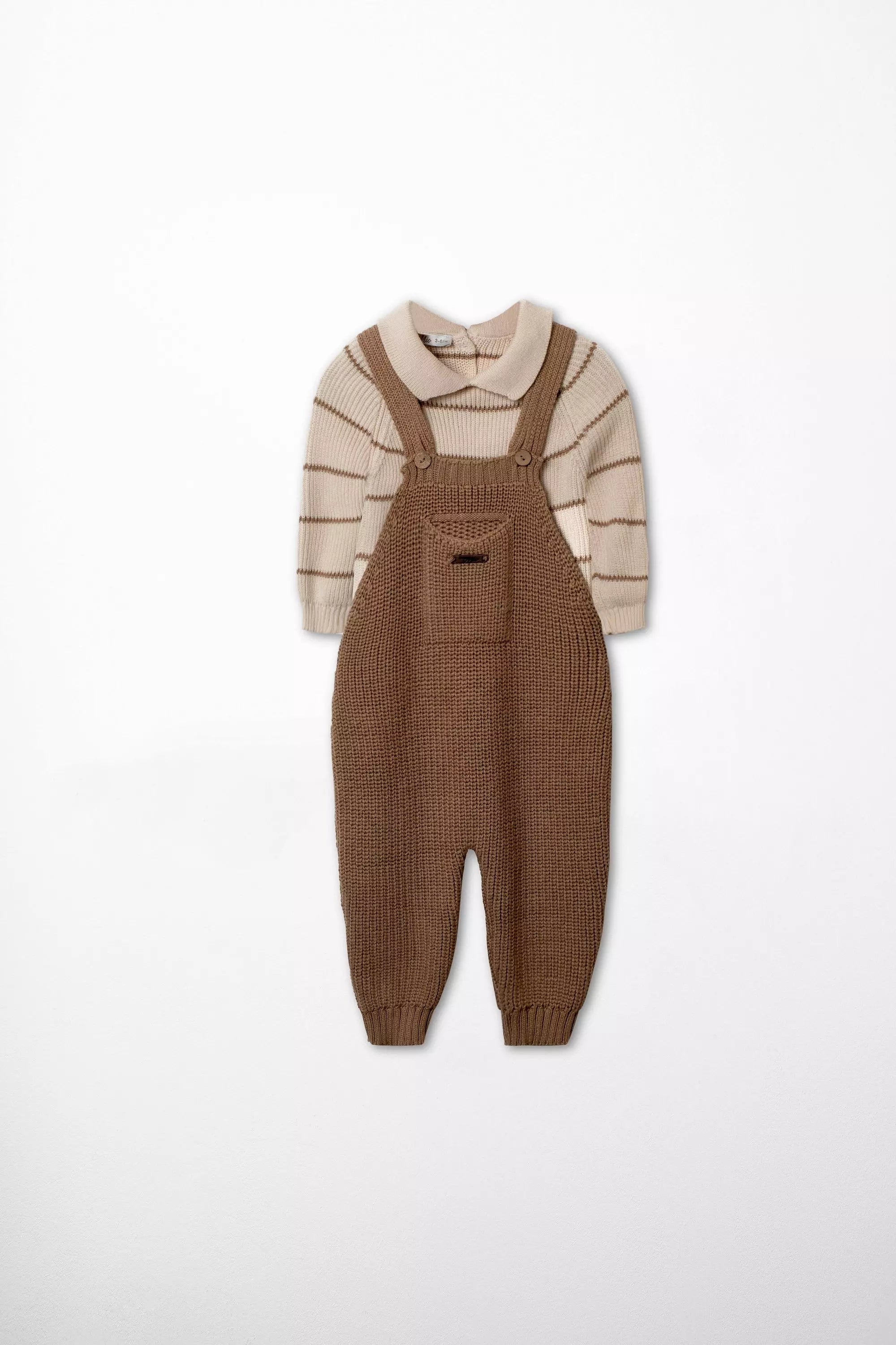 Baby Strickmode Set dunkelbraune Latzhose und beiger gestreifter Polopullover