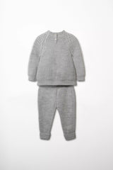 Rückansicht Strickmode Set grauer Pullover mit Knopfverschluss und Hose
