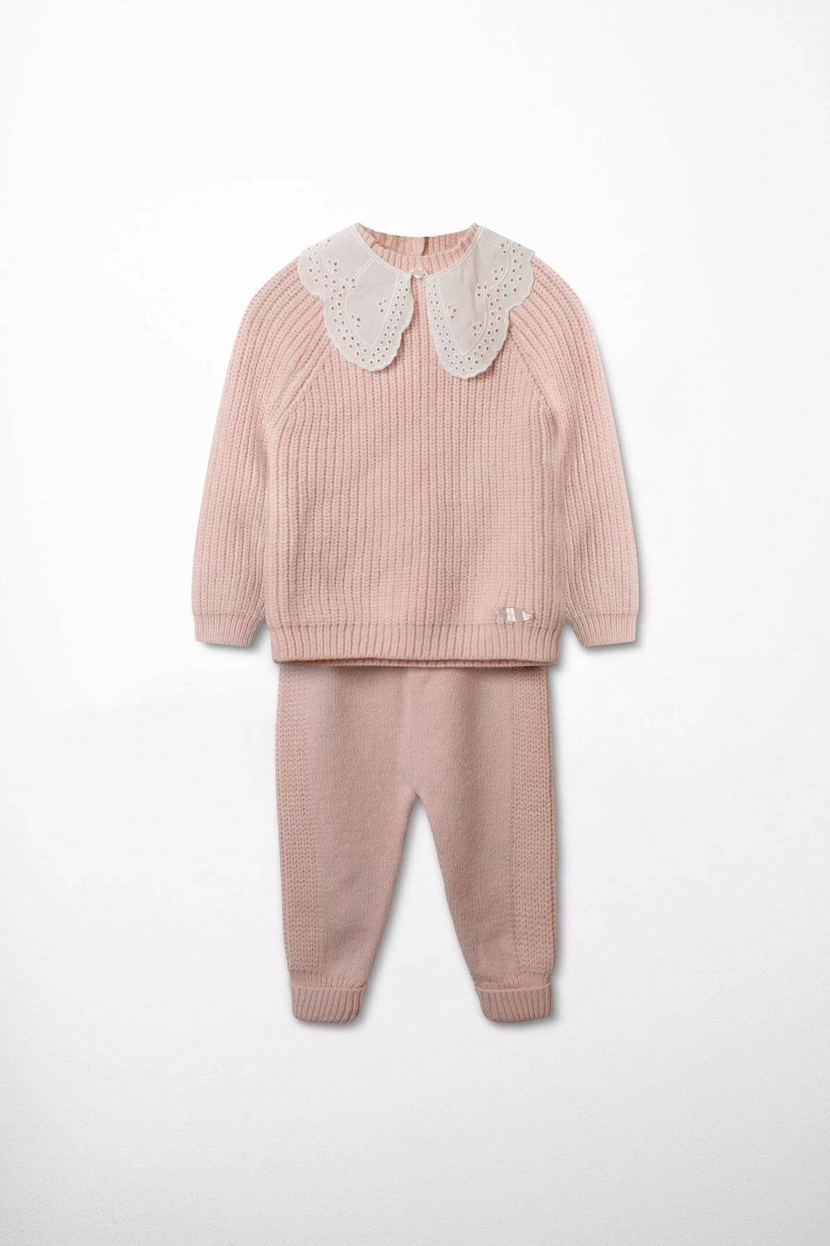 Elegantes Baby Strick Set in Hellrosa Pullover mit Rippstrick und besticktem weissem Bubikragen und passende Strickhose