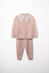 Elegantes Baby Strick Set in Hellrosa Pullover mit Rippstrick und besticktem weissem Bubikragen und passende Strickhose