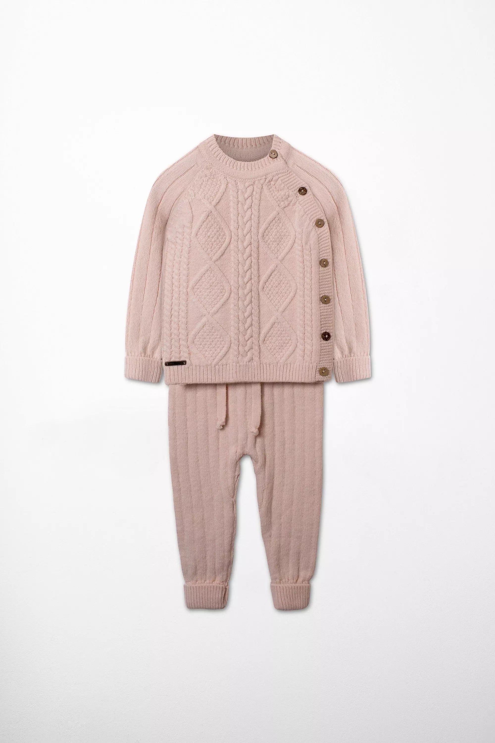 Hochwertiges Baby Strick Set in Hellrosa Pullover mit Zopfmuster und Seitenknopfleiste aus Holz und Rippstrickhose