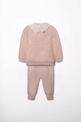 Rückansicht des Baby Strick Sets in Hellrosa mit Pullover und Hose und weissem Bubikragen