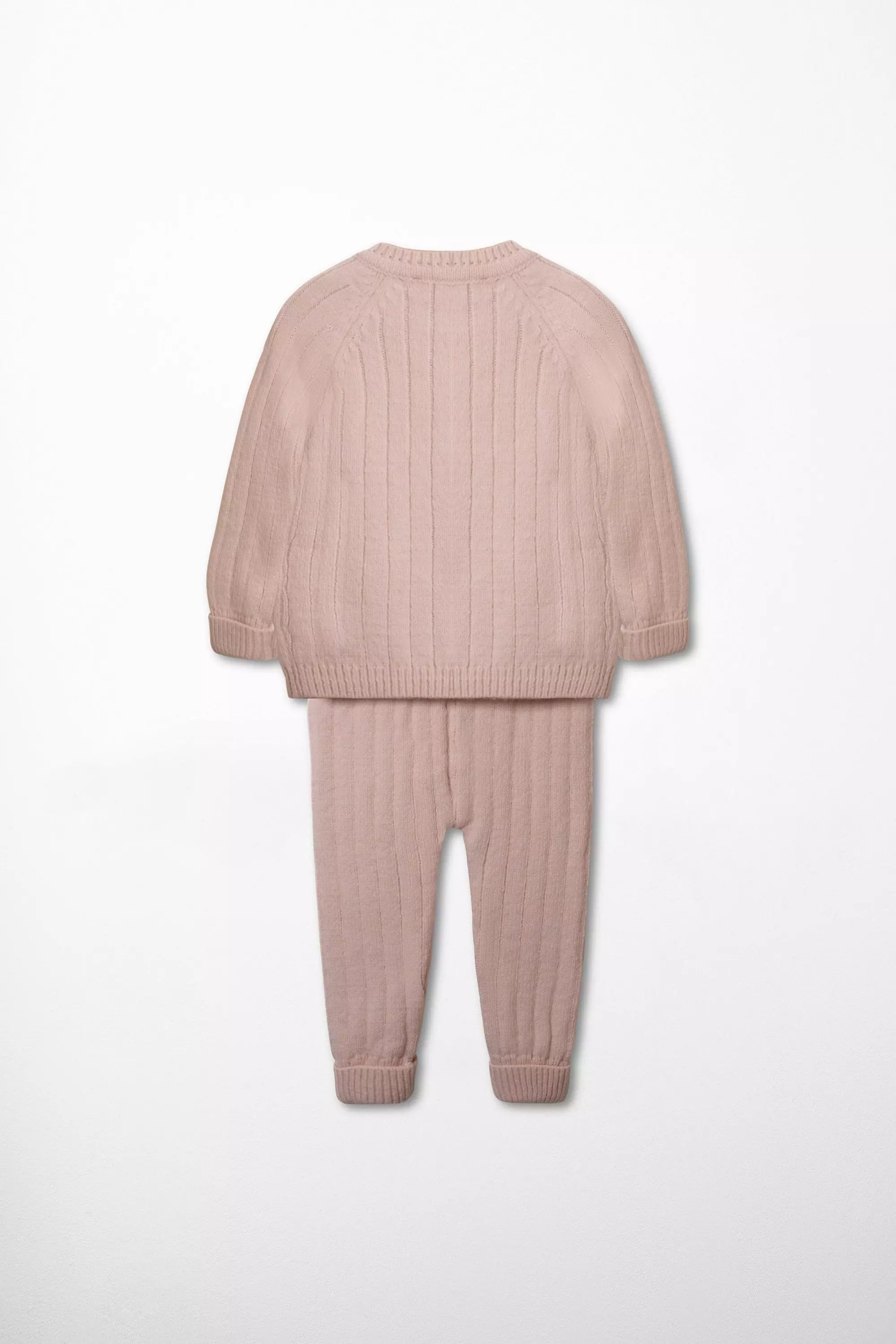 Rückansicht des Baby Strick Sets in Hellrosa Pullover mit Rippenmuster und Hose