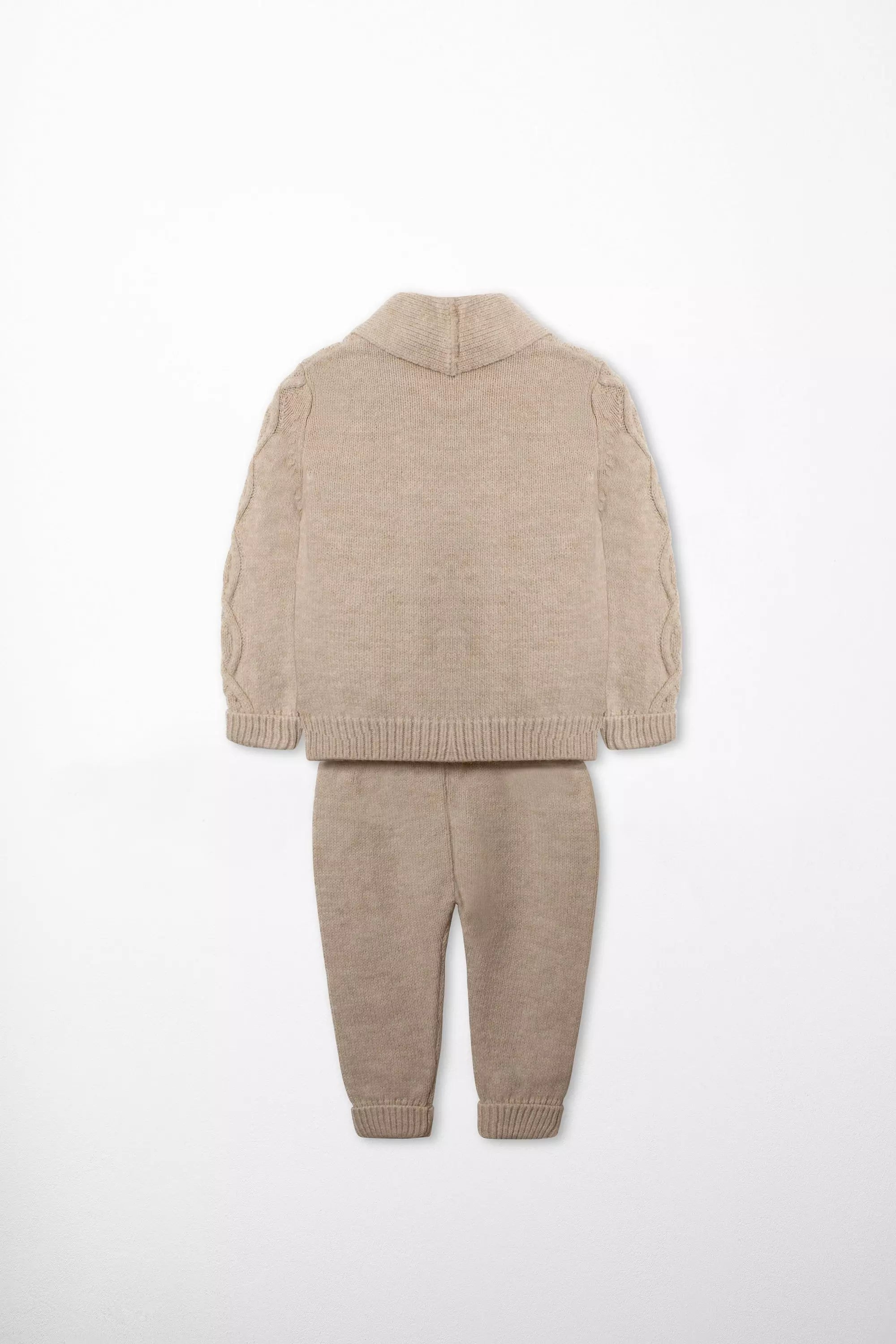 Rückansicht Strick Set beige Strickjacke und Hose Zopfmuster