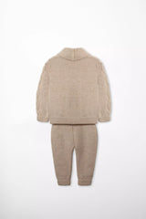 Rückansicht Strick Set beige Strickjacke und Hose Zopfmuster